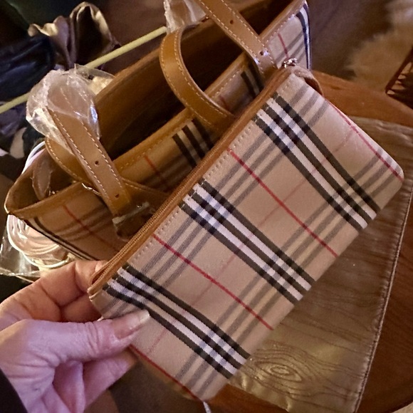 Iconic Designer Plaid Bucket Shoulder Bag with Attached Wallet Perfect NEW - Picture 6 of 16